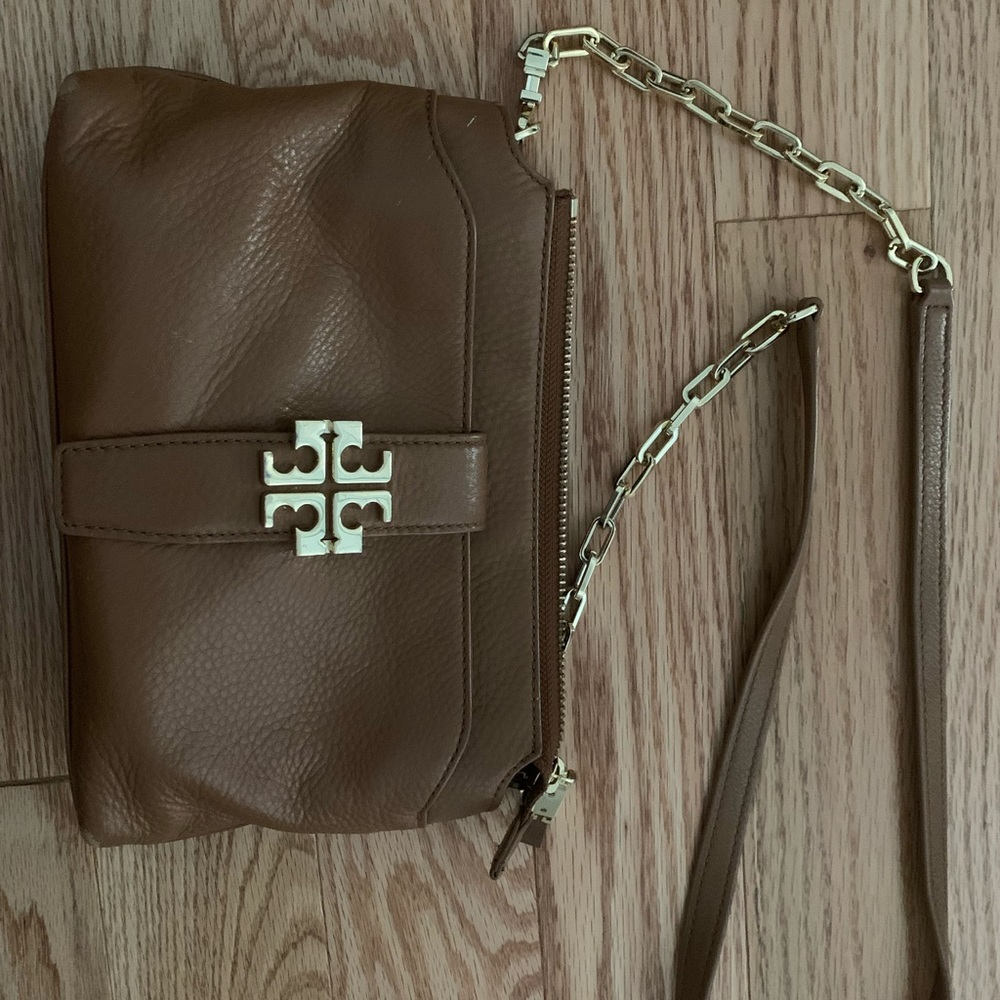 Tory Burch crossbody bag. Zipper. Gold hardware.